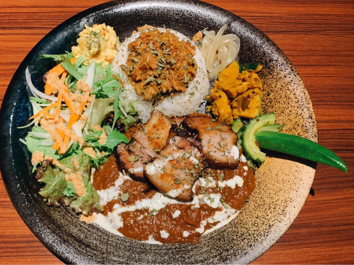 昼はカレー、夜はスパイス料理に舌鼓。神楽坂の人気バーが手がけるカレー店が始動！